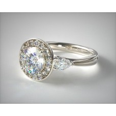 Платиновое обручальное кольцо грушевидной формы с боковым камнем