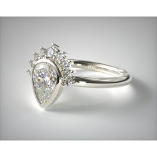 Платиновое обручальное кольцо с бриллиантовой тиарой в форме груши