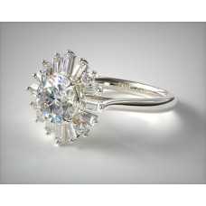 Платиновое помолвочное кольцо с бриллиантом «Балерина гало» и багетом